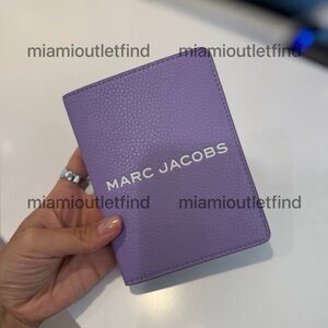 ✨ Marc Jacobs Pebbled Leather Passport Holder – Lilac